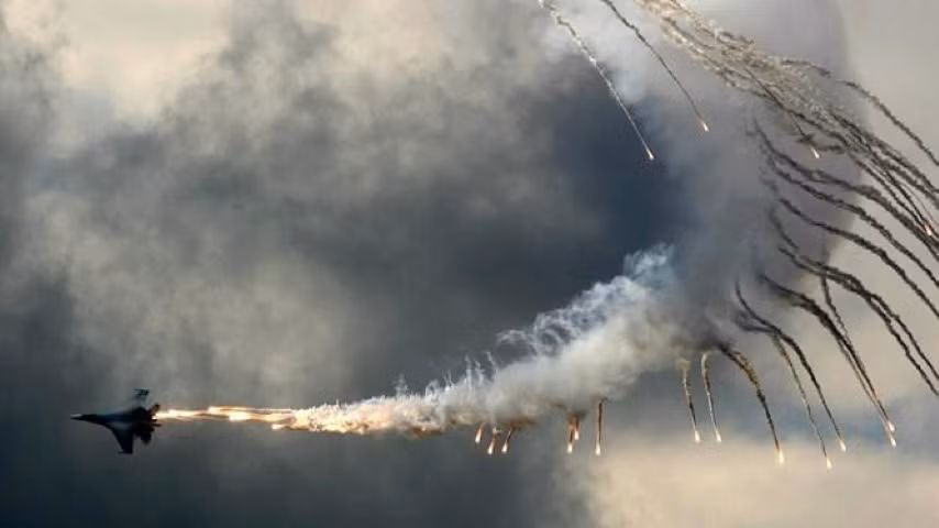 Ukraine đã được nhận 67 chiếc tiêm kích hạng nặng Su-27, 240 chiếc tiêm kích hạng nhẹ MiG-29, trong đó có 155 chiếc biến thể mới nhất lúc đó với hệ thống trang bị tác chiến điện tử hiện đại và mang được nhiều nhiên liệu hơn.