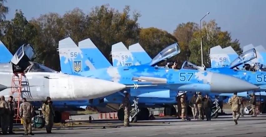 Điều này khác hẳn hoàn toàn Nga, vốn từ dòng Su-27 họ đã phát triển thành công Su-30, Su-35 vốn mang trong mình sức mạnh vượt trội và rất ăn khách trên thị trường xuất khẩu.