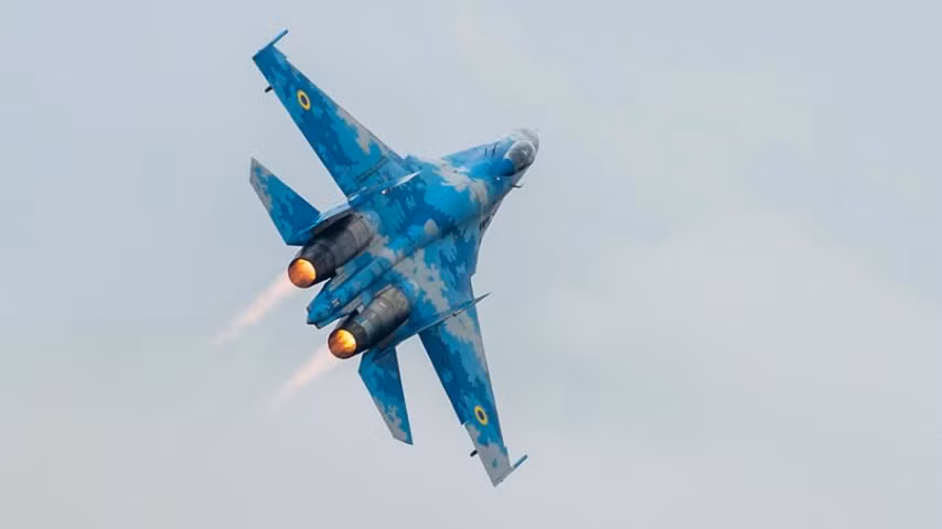 Để không chiến tầm gần Su-27 trang bị 1 pháo tự hành GSh-301 cỡ nòng 30mm với 150 băng đạn, để không chiến tầm xa, loại chiến đấu cơ này sẽ sử dụng các tên lửa khác nhau treo ở thân và trên hai cánh.