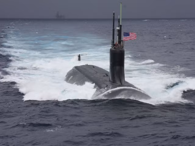 Chiếc tàu ngầm gặp tai nạn trong vụ việc là USS Connecticut - một trong ba tàu ngầm thuộc lớp Seawolf - loại tàu ngầm đắt đỏ và có năng lực nhất của Hải quân Mỹ.