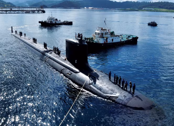 USS Connecticut có độ giãn nước 9100 tấn, chiều dài 107 mét, lườn rộng nhất 12,1 mét, mớm nước khi nổi 10,9 mét. Tàu được trang bị một động cơ hạt nhân cùng một trục dẫn động.