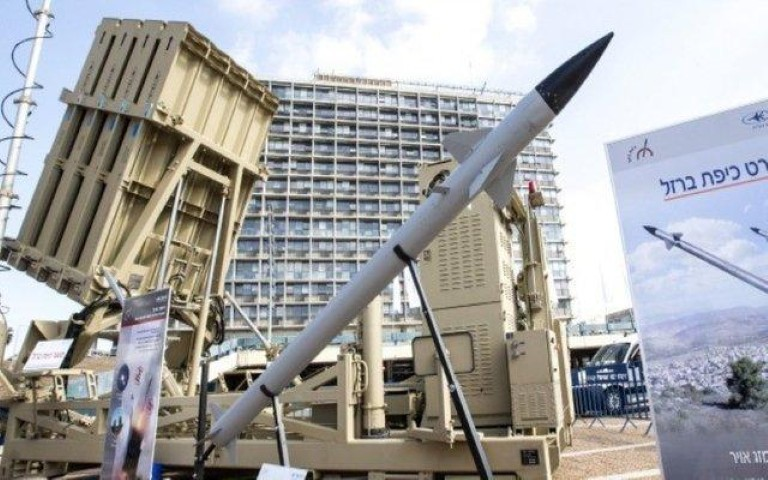"Tổ hợp này được tạo ra để thực hiện nhiệm vụ phòng thủ cho riêng Israel, Iron Dome chỉ cần bao quát một đoạn biên giới hẹp 50 km với Dải Gaza, khi biết trước cuộc tấn công sẽ đến từ đâu".