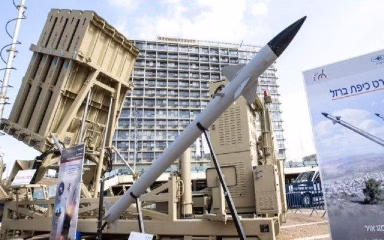 "Tổ hợp này được tạo ra để thực hiện nhiệm vụ phòng thủ cho riêng Israel, Iron Dome chỉ cần bao quát một đoạn biên giới hẹp 50 km với Dải Gaza, khi biết trước cuộc tấn công sẽ đến từ đâu".