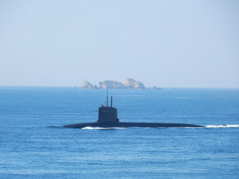 Các tàu ngầm Le Triomphant bắt đầu được nghiên cứu từ năm 1980, đưa vào biên chế năm 1997 và có kế hoạch nghỉ hưu vào năm 2035. Do đó, để đảm bảo khả năng răn đe hạt nhân với ít nhất một tàu SSBN được triển khai ngoài khơi vào mọi thời điểm, SSBN thế hệ 3 cần được phát triển ngay ở thời điểm hiện tại.