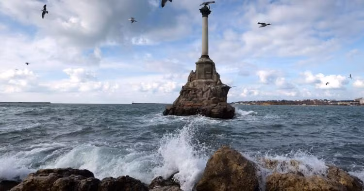 Ba máy bay vũ trang hạt nhân tiềm năng, đi vòng qua các khu vực giáp biên giới với Nga trong vài giờ. Một năm trước đó, 2 chiếc máy bay B-52H cất cánh từ một sân bay ở Anh trong cuộc tập trận thông thường, bay qua châu Âu và từ Biển Đen gây ra một cuộc tấn công hạt nhân mô phỏng vào Crimea.