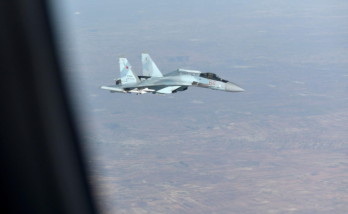 “NATO đang tăng cường hiện diện quân sự ở Biển Đen, chỉ trong ba tuần gần đây, 3 tàu của hải quân Mỹ đã có mặt, trong đó có các cuộc tập trận với hải quân Ukraine. Như vậy NATO đã tăng cường hiện diện ở Biển Đen, coi trọng chiến lược đối với khu vực này”.