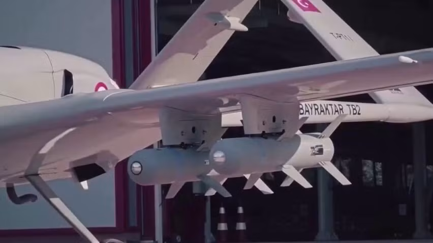 Phản ứng trước sự việc này, phát ngôn viên của Tổng thống Nga Dmitry Peskov nói rằng việc chuyển giao các máy bay chiến đấu không người lái của Thổ Nhĩ Kỳ cho Ukraine có thể “gây mất ổn định tình hình tại giới tuyến giao tranh” ở miền đông Ukraine.