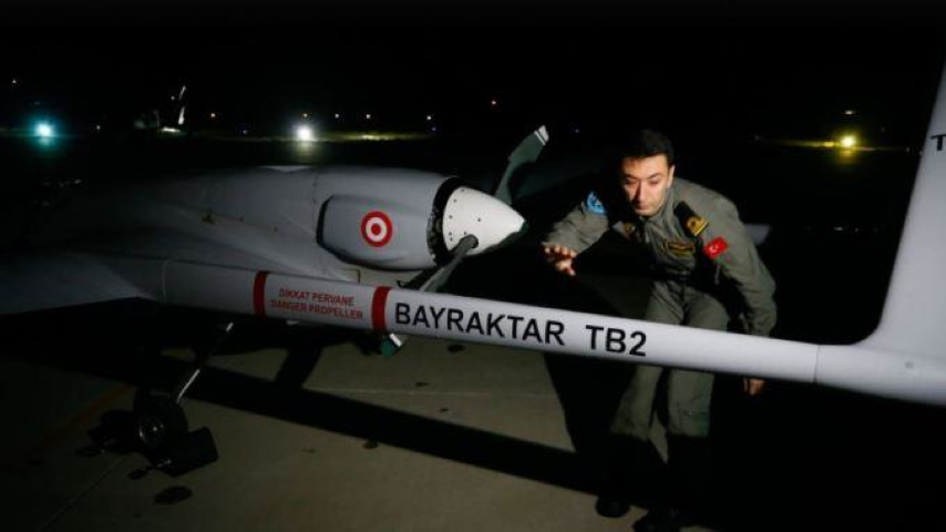 Bayraktar TB2 được coi là một trong các UAV mạnh nhất thế giới và Syria là chiến trường thử lửa đầu tiên với các “nạn nhân” rất đa dạng, từ xe tăng chủ lực, xe chiến đấu bộ binh, xe bọc thép chuyển quân đến các tổ hợp phòng không.