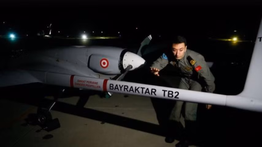 Bayraktar TB2 được coi là một trong các UAV mạnh nhất thế giới và Syria là chiến trường thử lửa đầu tiên với các “nạn nhân” rất đa dạng, từ xe tăng chủ lực, xe chiến đấu bộ binh, xe bọc thép chuyển quân đến các tổ hợp phòng không.