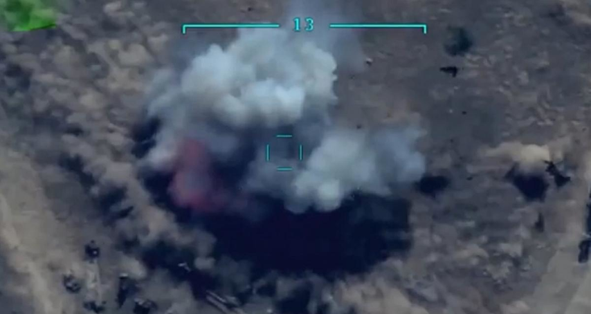 Cấu hình tiêu chuẩn TB2 bao gồm mô-đun camera quang điện tử (EO), mô-đun camera hồng ngoại (IR), thiết bị, công cụ tìm kiếm và hệ thống điều khiển laser, được tích hợp phần mềm và hệ thống điều khiển tiên tiến.