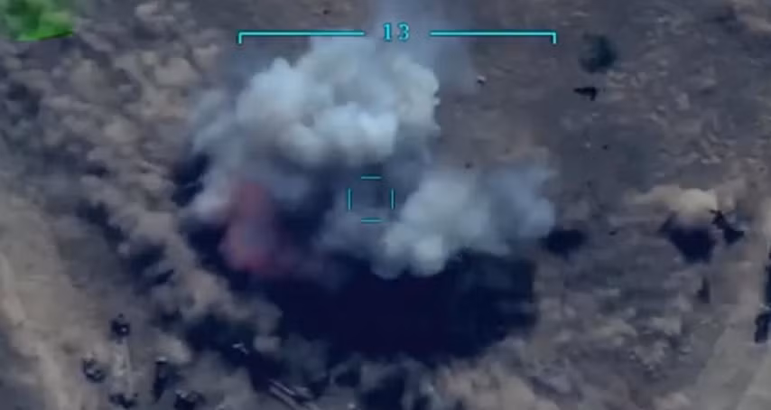 Cấu hình tiêu chuẩn TB2 bao gồm mô-đun camera quang điện tử (EO), mô-đun camera hồng ngoại (IR), thiết bị, công cụ tìm kiếm và hệ thống điều khiển laser, được tích hợp phần mềm và hệ thống điều khiển tiên tiến.