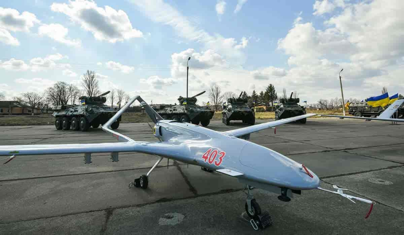 UAV Bayraktar TB2 (trong tiếng Thổ nghĩa là “Người cầm cờ"), một phương tiện chiến đấu không người lái có thể giám sát và điều khiển từ xa hoặc bay tự động, do công ty tư nhân Baykar Makina sản xuất cho Không quân Thổ Nhĩ Kỳ (TAF), đã tạo ra một bước đột phá trong lĩnh vực tình báo, chỉ định và cả tấn công mục tiêu.