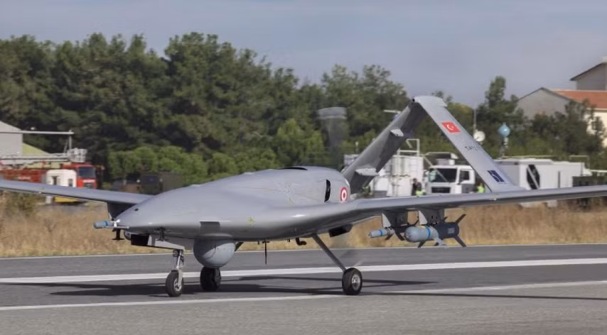 Việc phát triển Bayraktar TB2 được thúc đẩy bởi lệnh cấm xuất khẩu UAV của Mỹ sang cho Thổ Nhĩ Kỳ, liên quan tới việc nước này sử dụng chúng chống lại nhóm PKK (Đảng Công nhân Kurdistan - một tổ chức chính trị và quân sự của người Kurd) trên lãnh thổ Thổ Nhĩ Kỳ và Iraq.