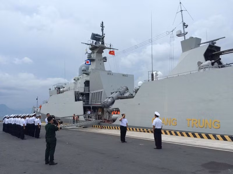 Ngoài ra, tàu còn được trang bị các loại vũ khí hiện đại bao gồm tên lửa diệt hạm Uran-E với hai dàn phóng, mỗi dàn có 4 ống phóng - tổng cộng 8 ống.