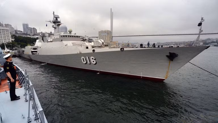 Trong khi đó hai khẩu pháo cao tốc 30mm cũng có thiết kế 6 nòng, có tốc độ bắn lên tới 5000 viên/phút - tương đương với gần 100 viên/giây.