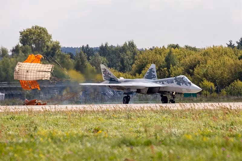 Bất chấp những nhận định khác nhau về Su-57 nhưng giới quân sự Nga khẳng định, các chuyên gia chú ý đến một thực tế quan trọng - Quân đội Mỹ đơn giản là không thể có thông tin khách quan về khả năng của máy bay chiến đấu thế hệ thứ 5 của Nga bởi hầu hết vẫn đang trong trạng thái bảo mật.