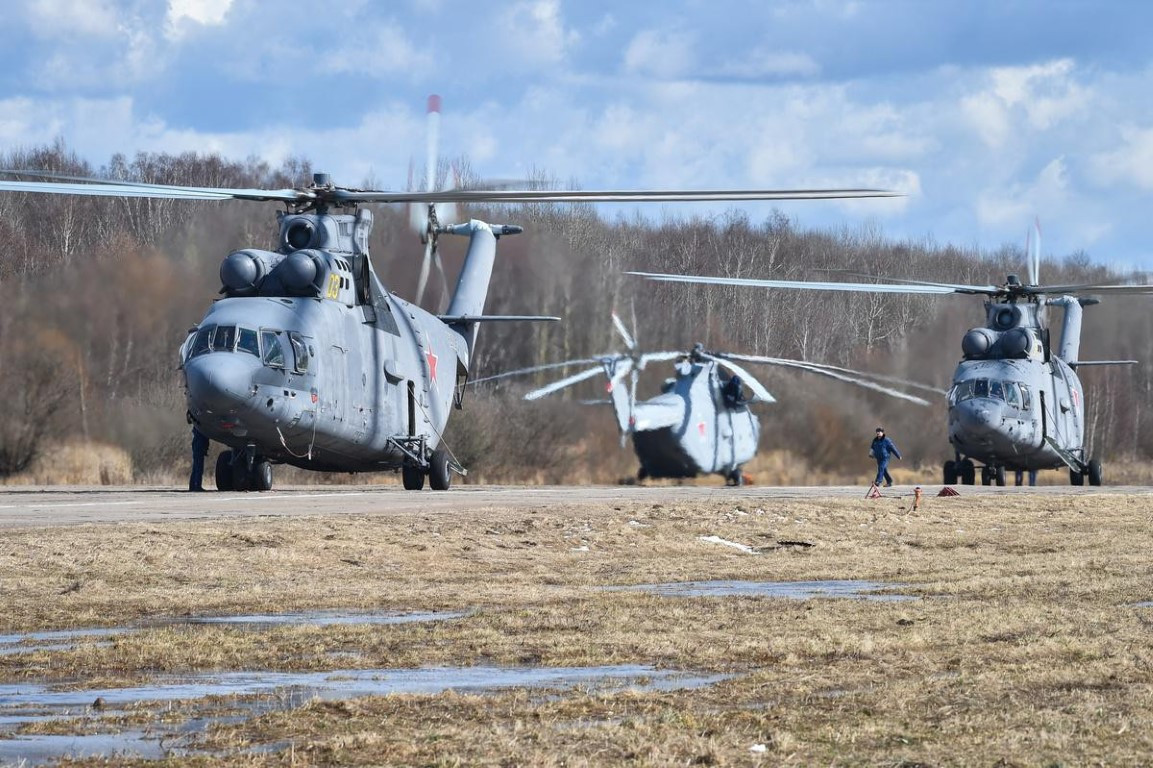 Trực thăng vận tải hạng nặng Mi-26 với trọng tải rỗng 28 tấn, đây là mẫu trực thăng vận tải lớn nhất thế giới được đưa vào sản xuất hàng loạt.