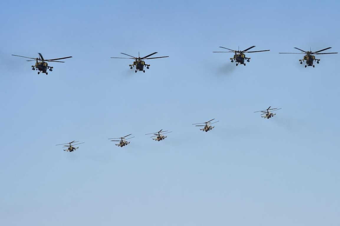 Bên cạnh 23 trực thăng, cuộc duyệt binh trên không còn có sự tham gia của 53 máy bay quân sự cánh cố định khác.