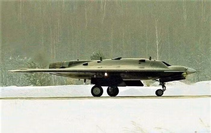 UAV tấn công hạng nặng Okhotnik được coi là một trong những loại vũ khí đầy hứa hẹn của Nga. Theo giới thiệu, chiếc phi cơ này có thể dùng để đánh chặn máy bay và tên lửa hành trình của đối phương.