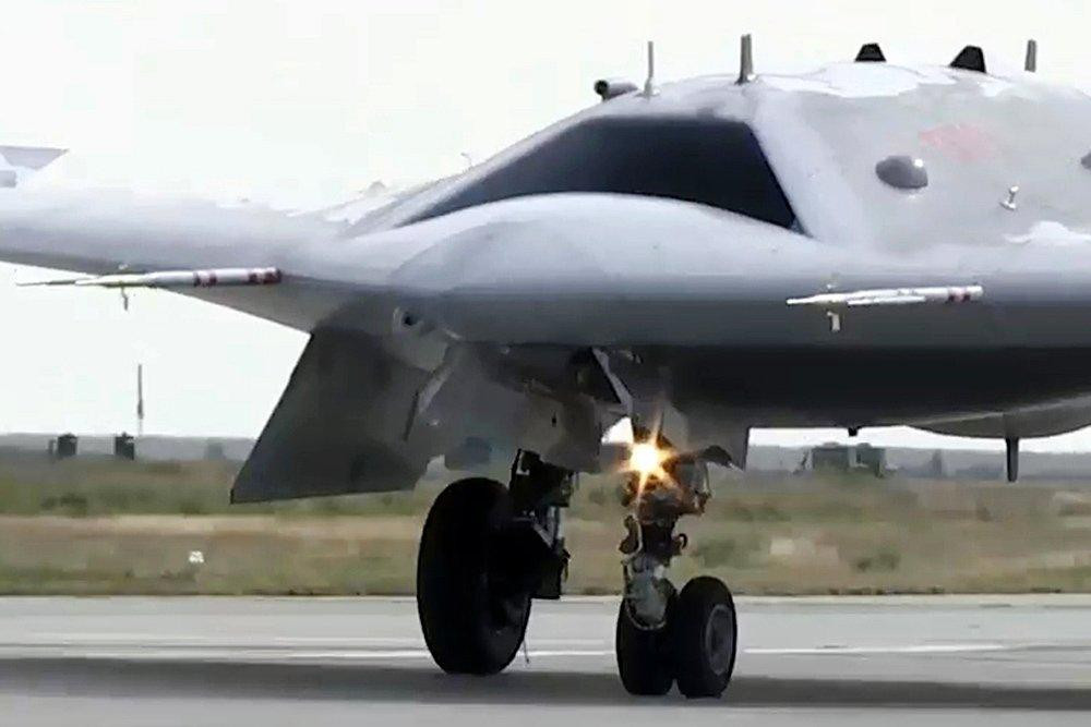 Bộ Quốc phòng Nga từng khẳng định S-70 Okhotnik sẽ phối hợp tác chiến chặt chẽ cùng tiêm kích thế hệ năm Su-57 Felon, trở thành “người bạn đồng hành” tin cậy của nó.