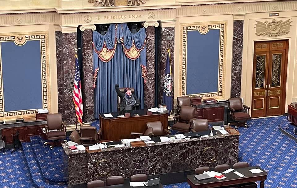 Ghế chủ tọa của Chủ tịch Thượng viện cũng bị người biểu tình "chiếm" mất. Nguồn ảnh: BI.