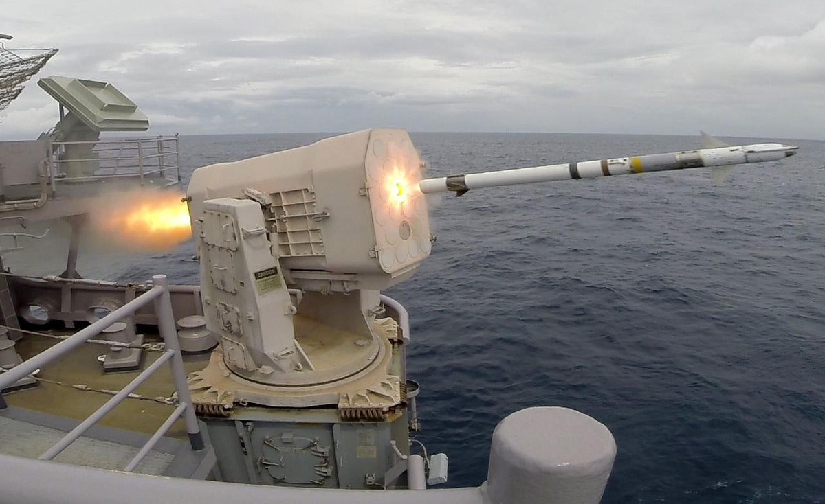 Trấn giữ vòng ngoài cùng là các tên lửa hộ vệ tàu mang tên Sea Sparrow có tầm bắn xấp xỉ 50 km. Nếu mục tiêu vượt qua lớp phòng thủ đầu tiên và đi vào phạm vi 16 km quanh tàu, nhiệm vụ giữ an toàn cho chiến hạm sẽ được giao phó cho hệ thống RAM.