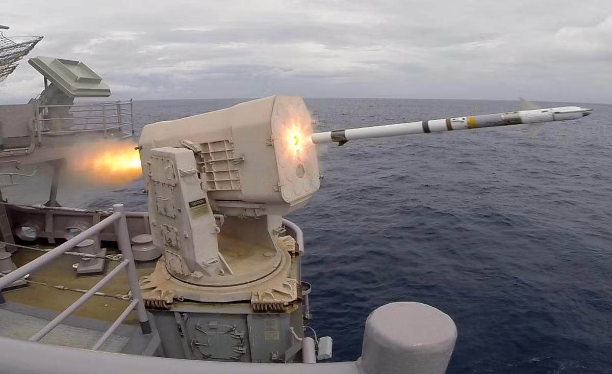 Trấn giữ vòng ngoài cùng là các tên lửa hộ vệ tàu mang tên Sea Sparrow có tầm bắn xấp xỉ 50 km. Nếu mục tiêu vượt qua lớp phòng thủ đầu tiên và đi vào phạm vi 16 km quanh tàu, nhiệm vụ giữ an toàn cho chiến hạm sẽ được giao phó cho hệ thống RAM.