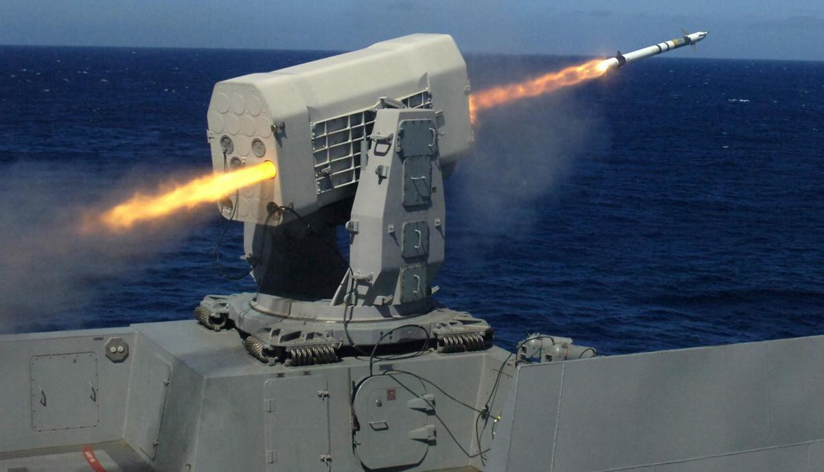 Trấn giữ tuyến phòng thủ cuối cùng sau hệ thống RAM là một hệ thống pháo cực nhanh 20 mm Phalanx dẫn đường bằng radar, có thể tiêu diệt mọi mối đe dọa trong phạm vi ba km quanh tàu.