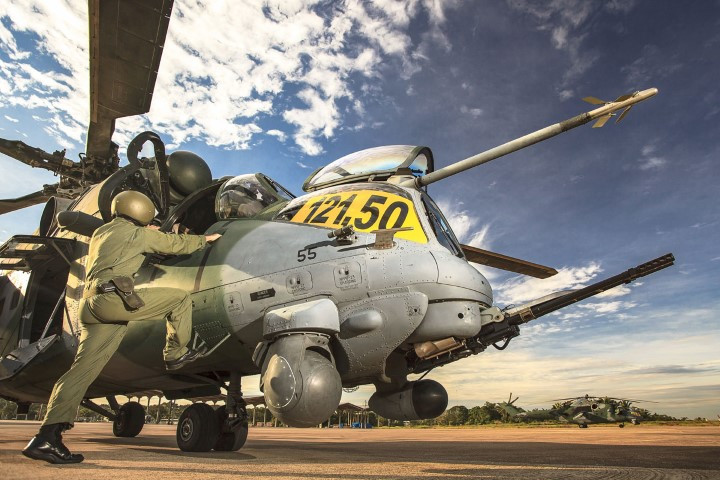 Không loại trừ khả năng, Taliban sẽ trưng dụng lại phi công và nhân viên cơ khí của quân chính phủ Afghanistan đã ra hàng, để có thể đưa chiếc trực thăng này quay lại hoạt động nhanh nhất có thể. Nguồn ảnh: QQ.