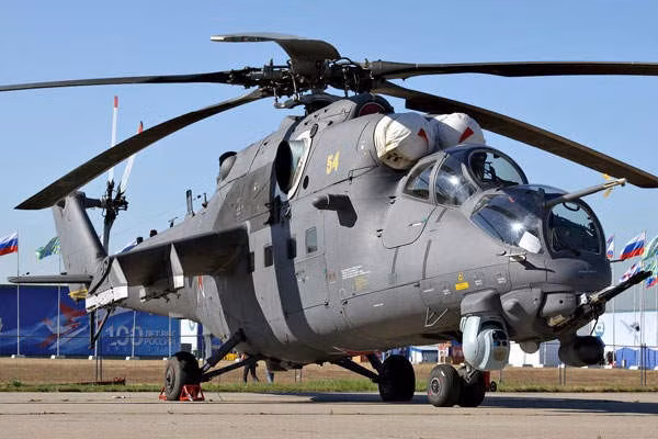 Nhiều nguồn tin cũng cho biết, có hàng nghìn binh lính, sĩ quan chỉ huy và cảnh sát Afghanistan đã ra đầu hàng khủng bố Taliban. Đây cũng là lý do chiếc trực thăng Mi-35 còn nguyên vẹn, chưa bị phá hủy.