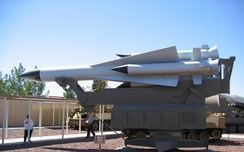 Điểm yếu của hệ thống S-200 chính là sử dụng bệ phóng cố định và radar cồng kềnh, không có khả năng cơ động trong điều kiện chiến tranh. Tuy một số nước như Iran từng hiện đại hóa S-200 để giảm thời gian triển khai và thu hồi.