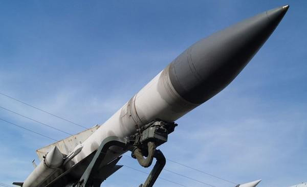 Mỗi tiểu đoàn biên chế gồm 6 bệ phóng tên lửa đơn và đài radar điều khiển hỏa lực. Hệ thống phòng không S-200 còn có thể liên kết với các hệ thống radar tầm xa khác.