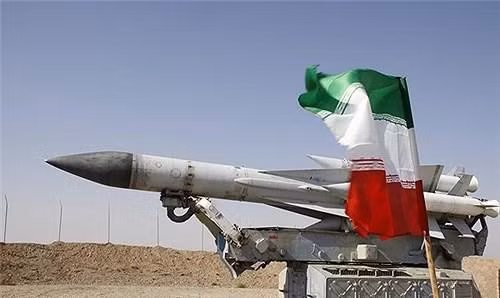 Dù ra đời trong thập niên 1960-1970, tổ hợp S-200 vẫn có khả năng nâng cấp sâu, cho phép kết nối và chia sẻ dữ liệu với những hệ thống phòng không hiện đại như S-300.