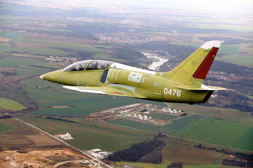 Các loại vũ khí tương thích với L-39NG cũng rất đa dạng, từ pod súng máy cho tới các loại tên lửa không đối không, tên lửa dẫn đường đối đất cho tới bom điều khiển bằng laser.