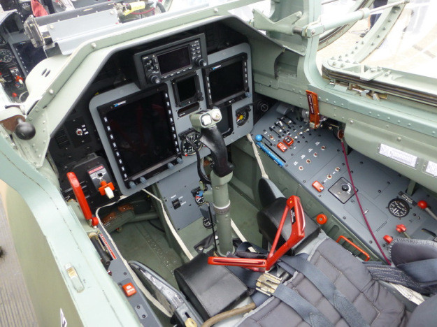 Khoang lái của chiếc Aero L-39NG vẫn có thiết kế theo kiểu truyền thống, nghĩa là cần điều khiển được đặt ở giữa hai chân phi công - chứ không đặt hẳn về phía bên tay phải.