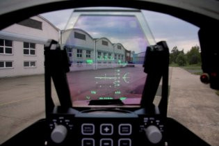 Kính ngắm trên L-39NG cũng có chứa rất nhiều tham số, cho phép sĩ quan điều khiển hỏa lực trên máy bay có thể theo dõi cả mục tiêu, lẫn tình trạng của máy bay.