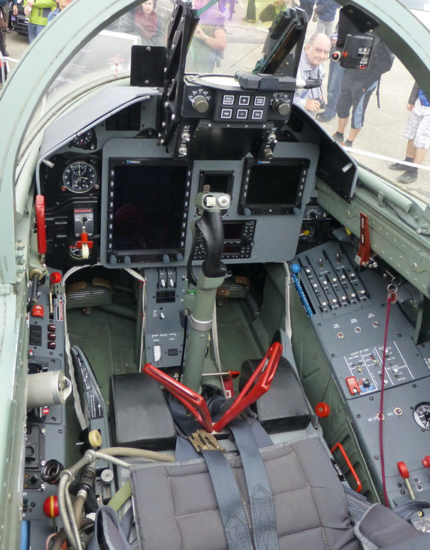 Đây có thể coi là sự thiết kế mang tính đột phá, vừa để thuận tiện hơn cho phi công học viên khi thao tác, vừa để các học viên làm quen với khoang lái của nhiều loại tiêm kích chiến đấu hiện đại ngày nay.