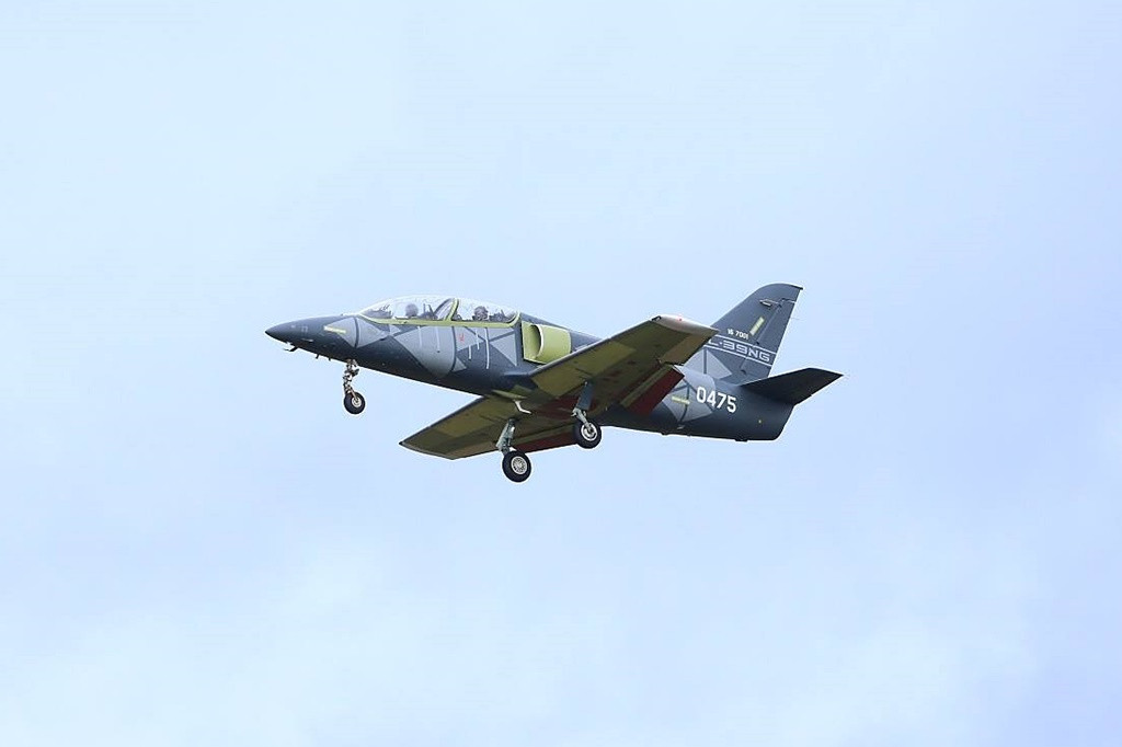 Máy bay được trang bị một động cơ FJ44-4M, cho phép nó bay được với tốc độ tối đa 775 km/h ở độ cao 6000 mét. Tầm hoạt động của loại huấn luyện cơ này cũng lên tới gần 3000 km.