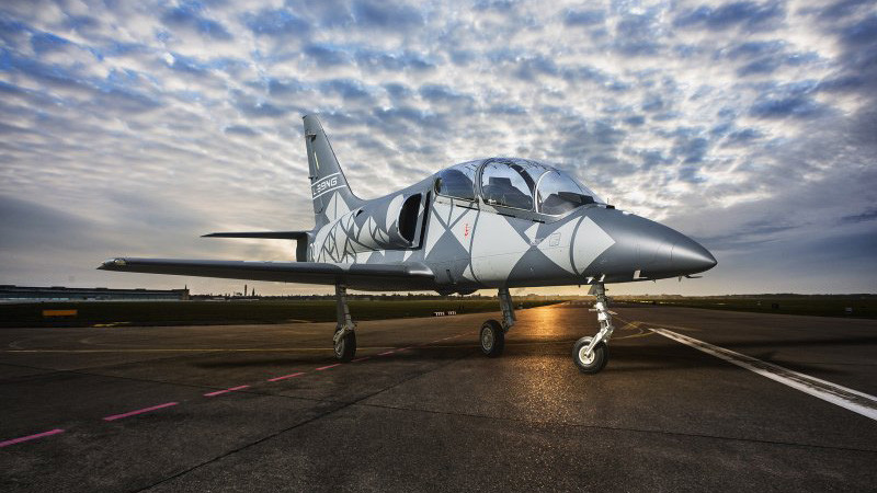 Việc có thể mang được nhiều loại vũ khí, kèm theo khả năng tương thích cao với vũ khí tự động, cho phép L-39NG thực hiện tốt cả nhiệm vụ thực chiến - thay vì chỉ giữ vai trò là phi cơ huấn luyện. Nguồn ảnh: Pinterest.