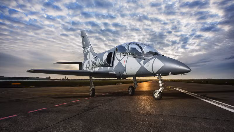 Việc có thể mang được nhiều loại vũ khí, kèm theo khả năng tương thích cao với vũ khí tự động, cho phép L-39NG thực hiện tốt cả nhiệm vụ thực chiến - thay vì chỉ giữ vai trò là phi cơ huấn luyện. Nguồn ảnh: Pinterest.