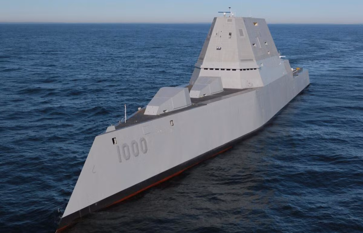 USS Zumwalt là mẫu chiến hạm lớn nhất được áp dụng thiết kế khung thân vát nhỏ, trong đó phần trên mớn nước hẹp dần, thay vì mở rộng như các chiến hạm trước đó.