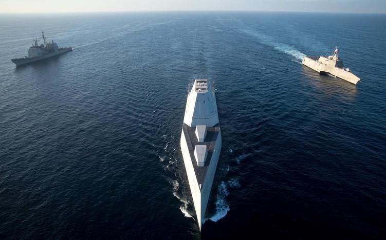 Nhờ trang bị 20 hệ thống phóng tên lửa mới nhất MK57 với 80 ống phóng chứa tên lửa, tàu khu trục lớp Zumwalt có thể tấn công nhiều mục tiêu cùng lúc. Khu trục hạm tàng hình USS Zumwalt cũng là chiến hạm đầu tiên trên thế giới trang bị pháo hạm điện từ.