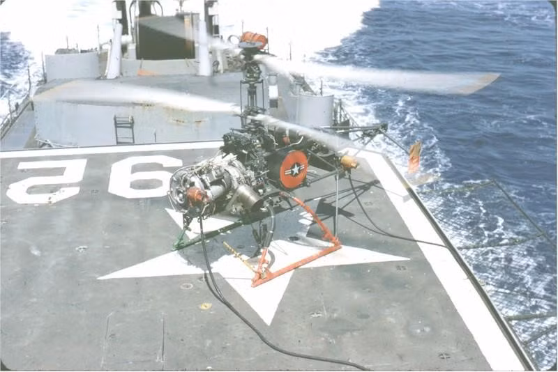 Đối với nhiệm vụ này, các UAV cất và hạ cánh thẳng đứng trên tàu rất phù hợp, tác giả của bài báo chỉ rõ. Máy bay không người lái đầu tiên như vậy (trực thăng không người lái chống tàu ngầm Gyrodyne QH-50) được tạo ra ở Mỹ vào cuối những năm 1950.