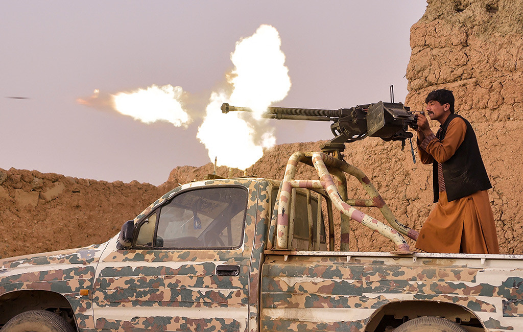 Một điều khá trớ trêu đó là khi cuộc chiến với Taliban bắt đầu, quân chính phủ Afghanistan đã chiến đấu rất bạc nhược, liên tục rút lui hoặc ra đầu hàng với đầy đủ trang bị.