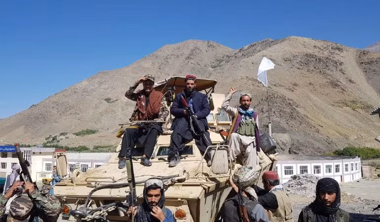  Tình hình ở Afghanistan đang ngày càng trở nên căng thẳng, bất chấp việc quân kháng chiến của quốc gia này đã bị đánh bật khỏi các vị trí chiến lược, cuộc chiến giữa lực lượng này và Taliban vẫn chưa ngã ngũ.