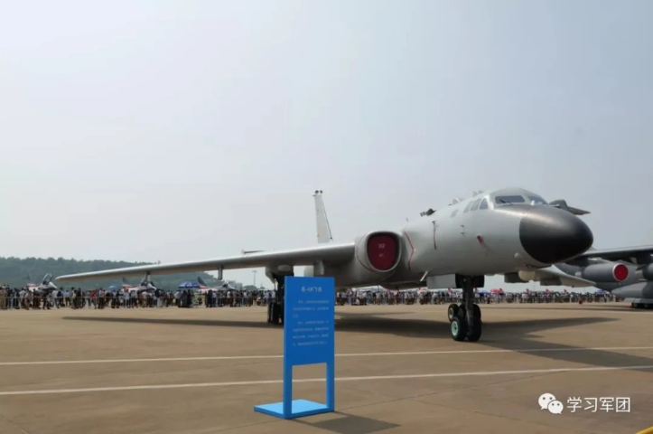 Oanh tạc cơ chiến lược gần 70 năm tuổi của Trung Quốc - chiếc H-6 cũng xuất hiện trong triển lãm hàng không lần này.