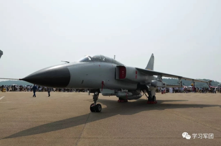 Tiêm kích - bom JH-7 của Không quân Trung Quốc cũng xuất hiện tại triển lãm hàng không năm nay, nhưng có vẻ ngoài không có gì quá mới mẻ.