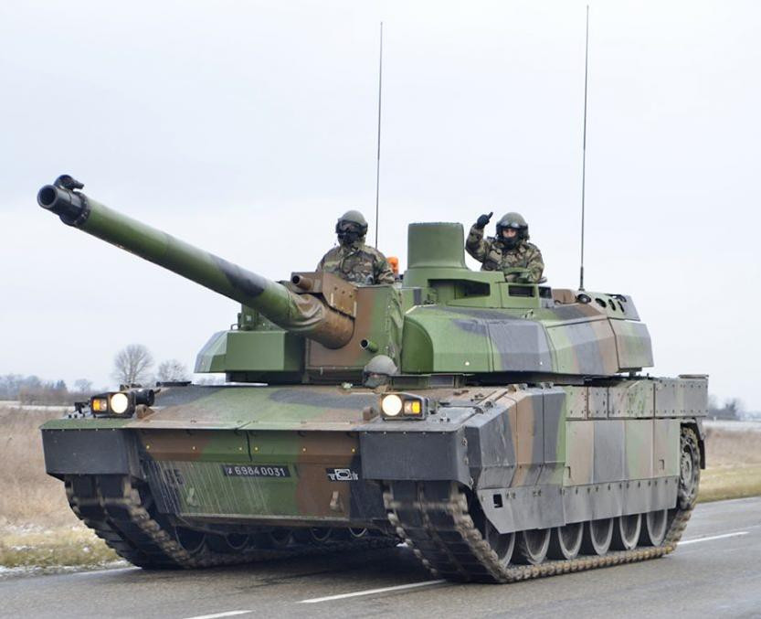 Tuy nhiên do sự hiện diện của một số lượng lớn thiết bị điện tử phức tạp và tinh vi khiến cho trong một thời gian dài (nhiều chuyên gia cho rằng cho đến tận ngày nay), xe tăng Leclerc vẫn không thể đạt mức độ tin cậy chấp nhận được.