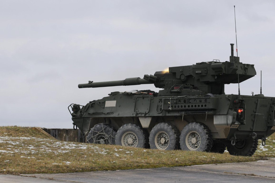Nhà thầu Canada General Dynamics - General Motors đã chế tạo khoảng 2.000 chiếc xe thiết giáp Stryker các phiên bản cho Quân đội Mỹ gồm thiết giáp chở quân, trinh sát, súng cối tự hành, chỉ huy, chống tăng, yểm trợ hỏa lực, công binh, cứu thương...