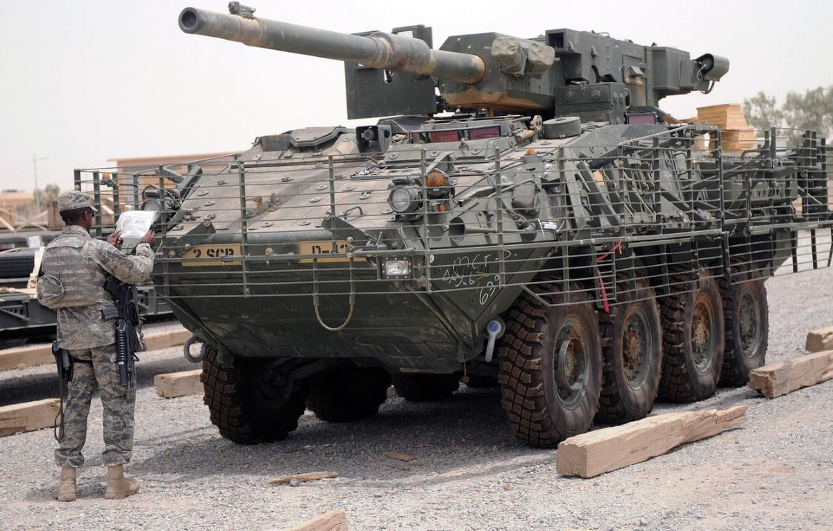 Thân xe thiết giáp Stryker hình chữ V nhằm giảm lực tác động của các loại bom đạn, lớp vỏ composite gồm Kevlar, sứ cách nhiệt và thép cho phép chống chịu hỏa lực súng máy hạng nặng 14,5 mm.